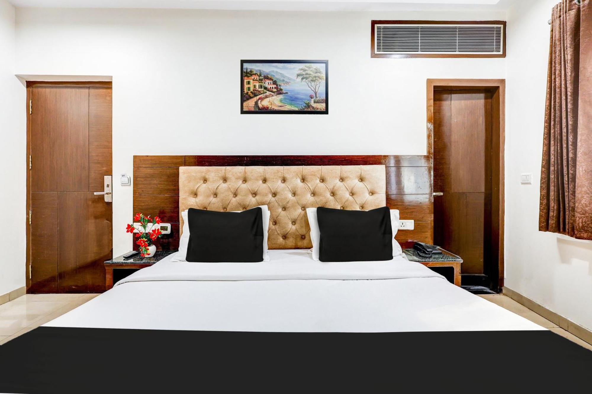 Super Townhouse Arakashan Road Paharganj Formerly Mohan International New Delhi Exterior photo