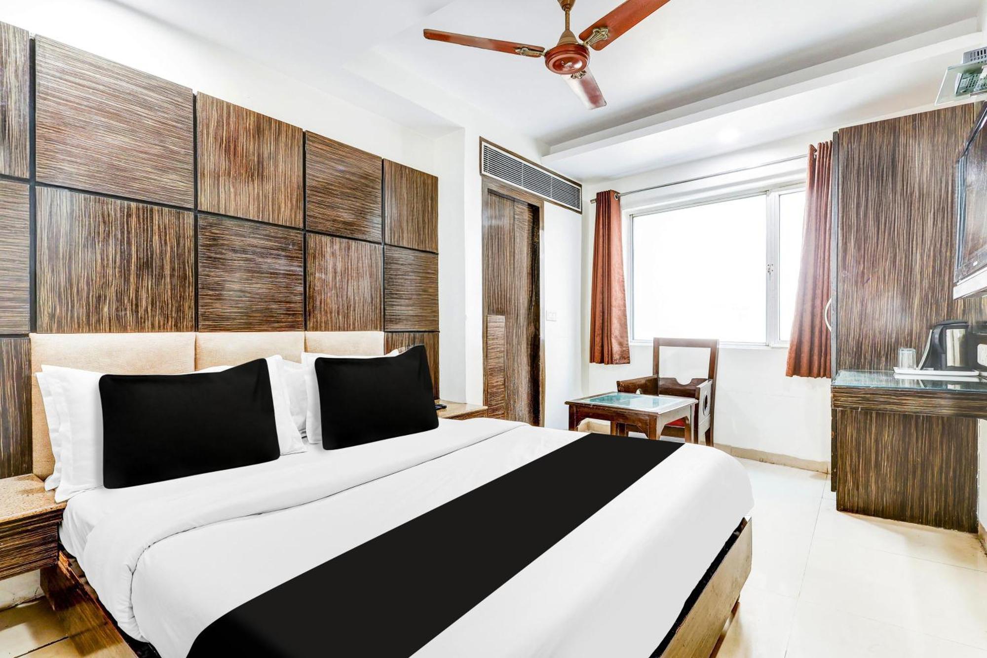 Super Townhouse Arakashan Road Paharganj Formerly Mohan International New Delhi Exterior photo