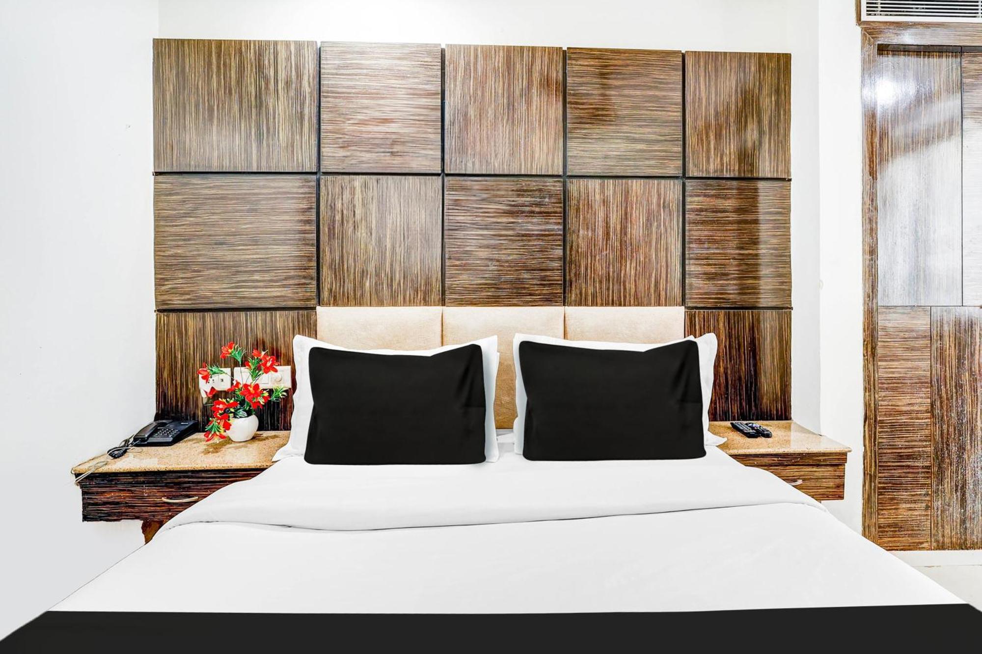 Super Townhouse Arakashan Road Paharganj Formerly Mohan International New Delhi Exterior photo