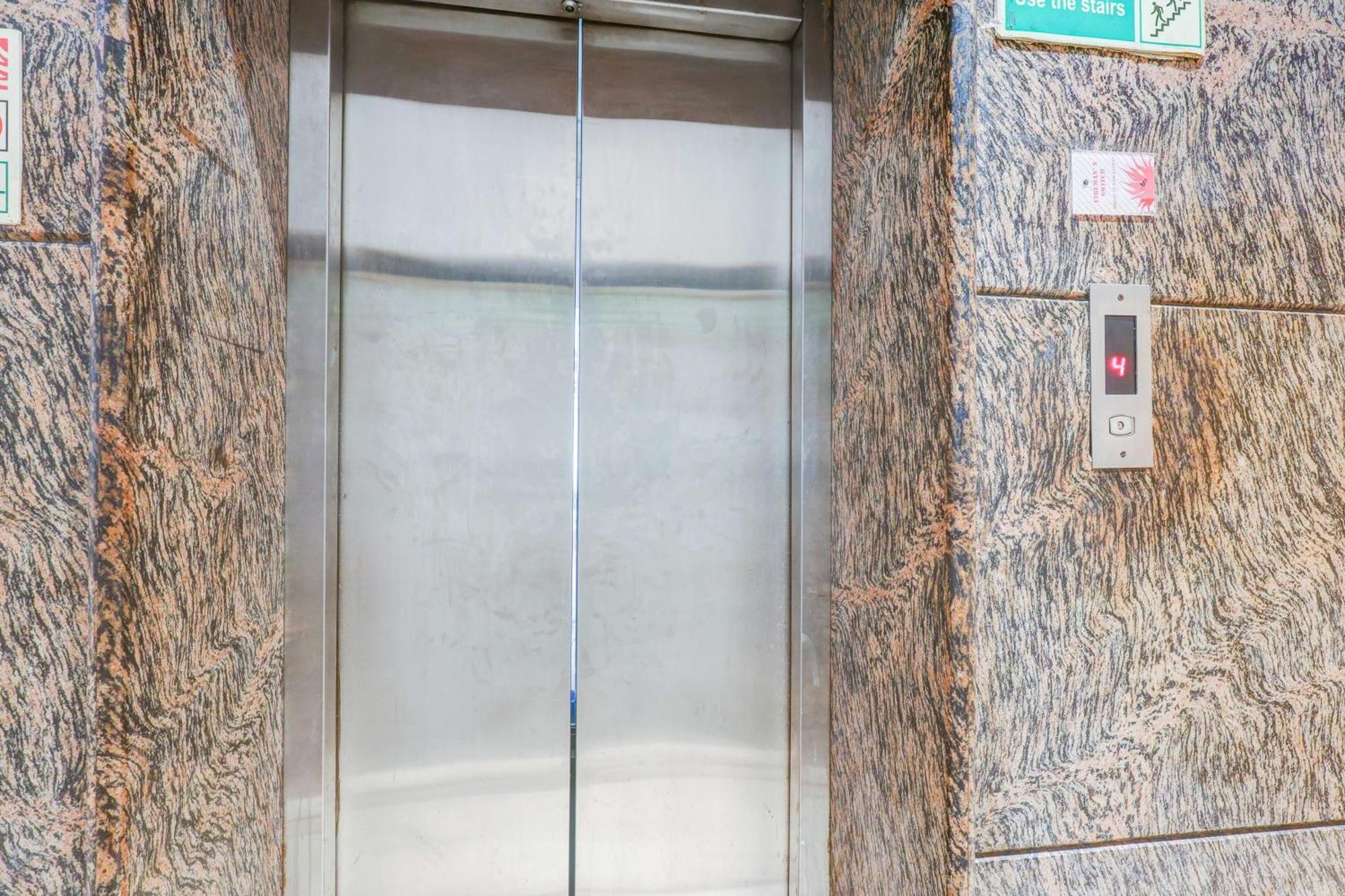 Super Townhouse Arakashan Road Paharganj Formerly Mohan International New Delhi Exterior photo